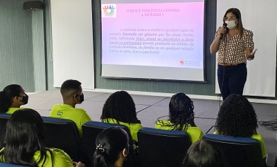 Estudantes participam de ciclo de palestra promovido pela Coordenadoria da Mulher