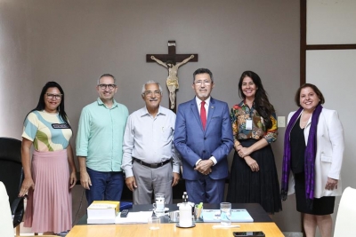 Presidente Edson Ulisses entrega homenagem &agrave; Secret&aacute;ria Lucivanda Rodrigues